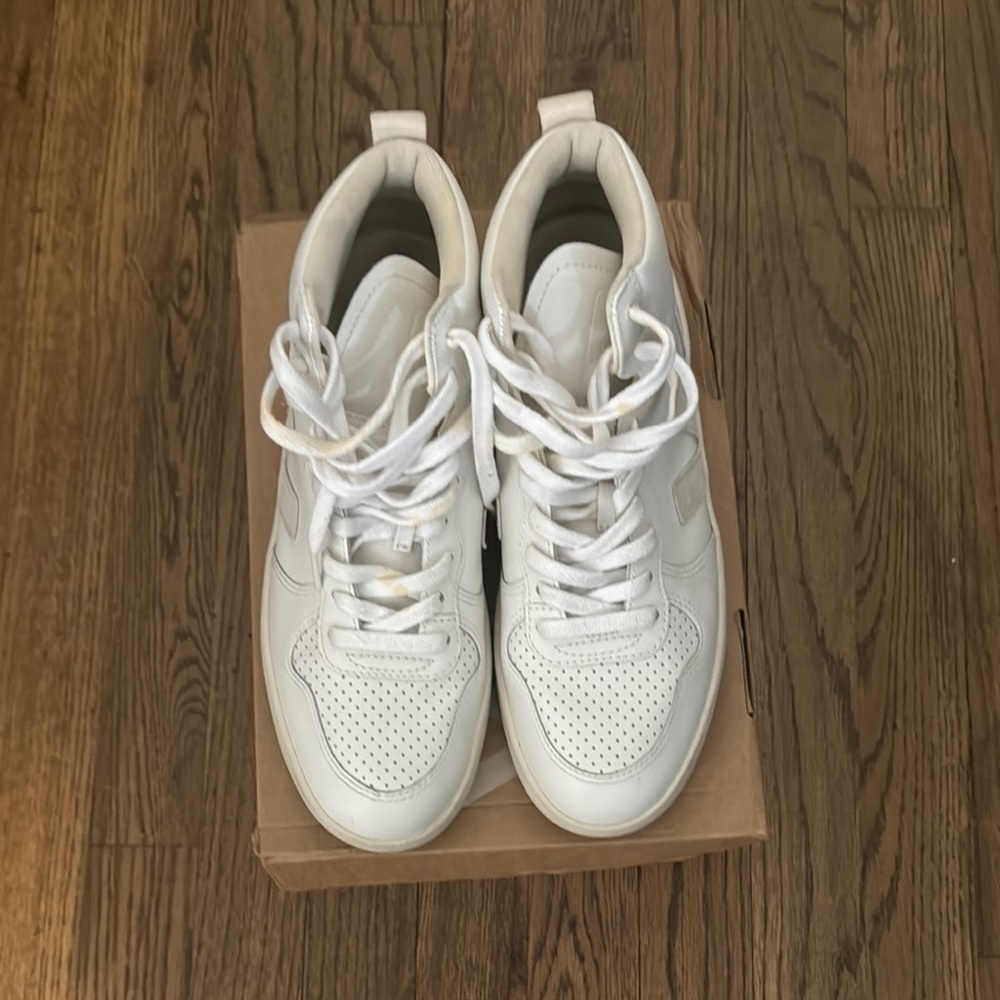 Veja White Sneakers Classic Low-Top Design